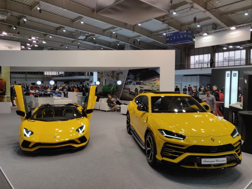 Lamborghini Aventador S Roadster (gauche) _ Lamborghini Urus (droite)